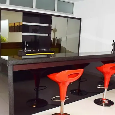 New 5-bedroom Del Duque 别墅